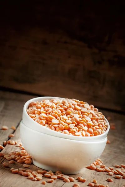 Dry yellow peas in a white porcelain bowl — Stock Photo, Image