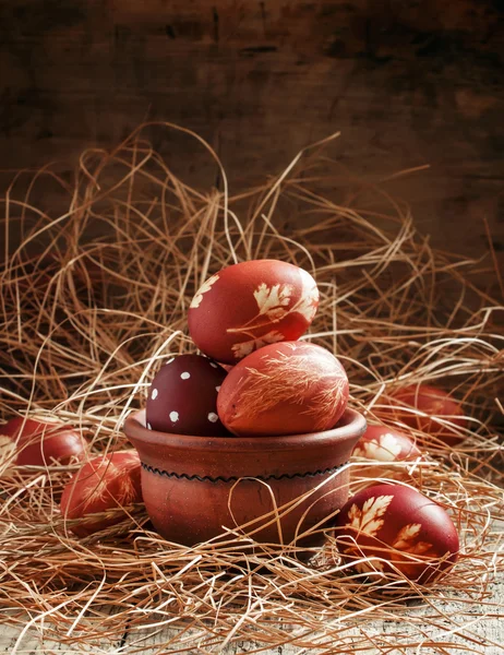 タマネギの皮に塗られた卵をイースター組成 — ストック写真