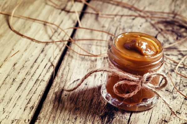 Caramelo caseiro macio em um frasco de vidro — Fotografia de Stock