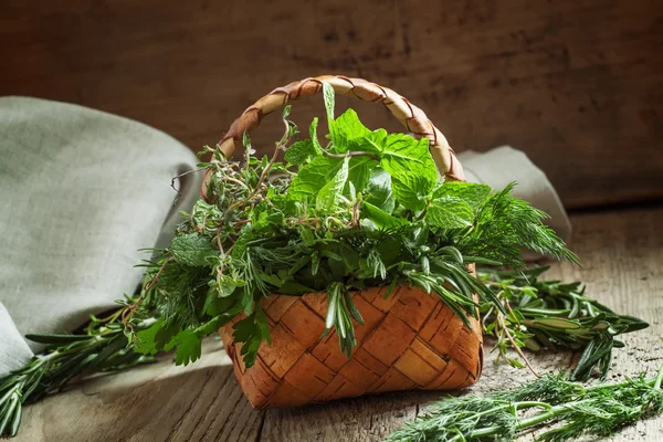 Erbe aromatiche in un cesto di vimini — Foto Stock