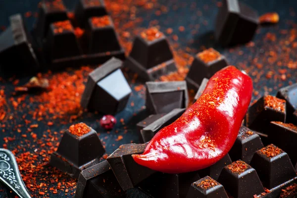 Peperoncino piccante rosso, pezzi di cioccolato fondente — Foto Stock