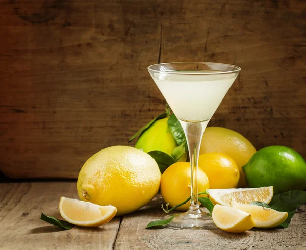 Koktejl s citron, limeta, soda a vodky v koktejlové skleničce — Stock fotografie