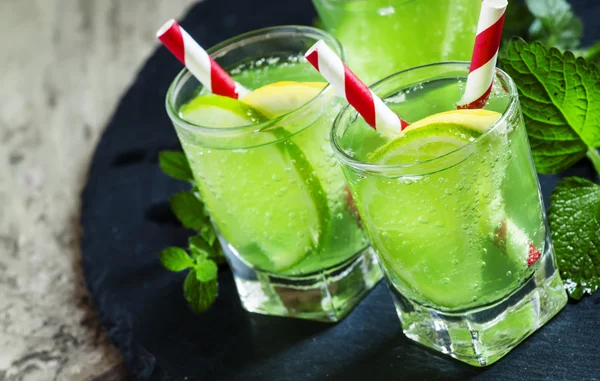 Зеленый напиток с лимоном и лаймом — стоковое фото