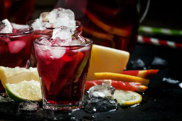 Spanish sangria with fruits and ice — Stock Photo, Image