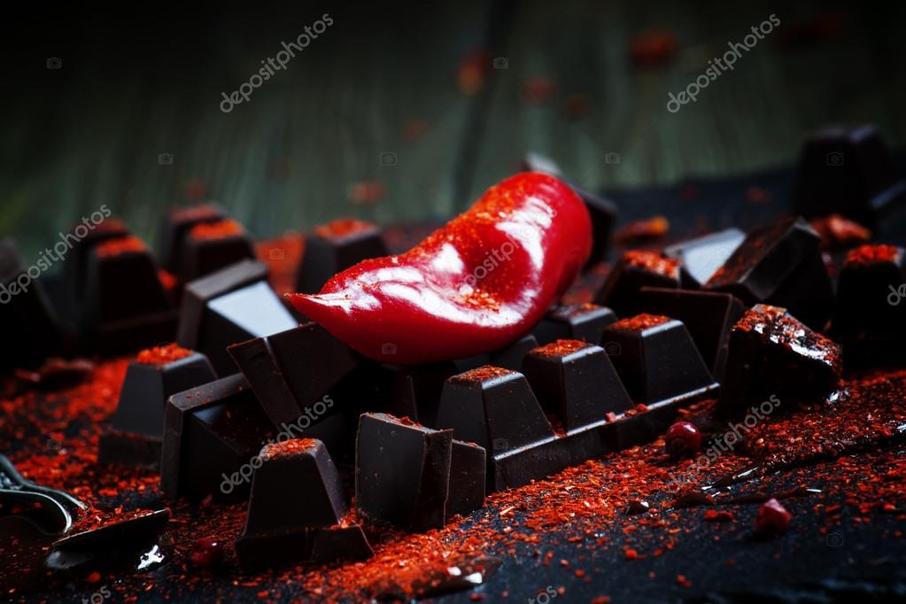 Kırmızı sıcak biber biber, koyu çikolata parçaları — Stok Foto © 5PH
