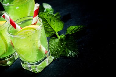 Limon ve kireç yeşil içecek