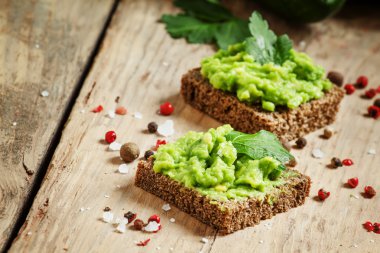 Siyah çavdar ekmeği ve avokado mousse ile sandviç 