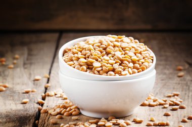 Bir beyaz porselen kase kuru sarı bezelye