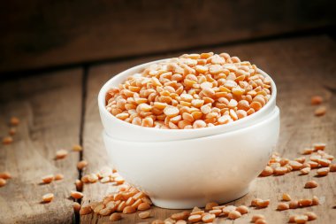 Bir beyaz porselen kase kuru sarı bezelye