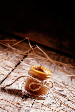 Cam kavanozda yumuşak ev yapımı karamel 