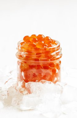 Cam kavanozda kırmızı somon havyarı.  