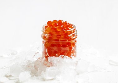 Cam kavanozda kırmızı somon havyarı.  