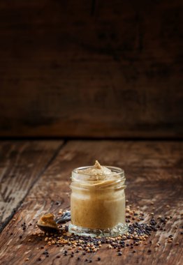 Taze hazırlanmış hardal sosu