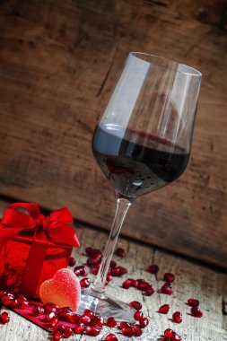 Kırmızı şarap bir bardak kırmızı paket hediye 