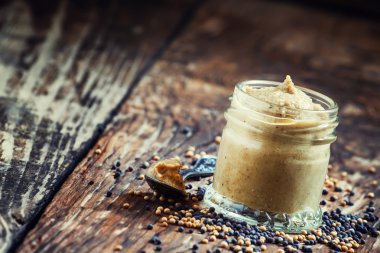 Taze hazırlanmış hardal sosu