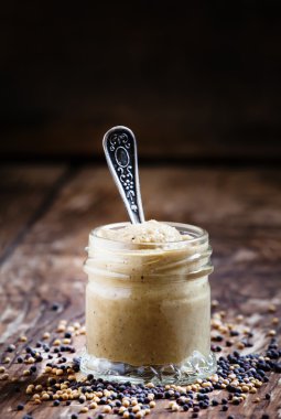 Taze hazırlanmış hardal sosu