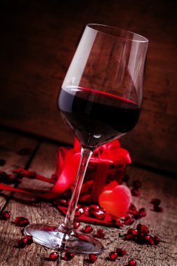 Kırmızı şarap bir bardak kırmızı paket hediye 