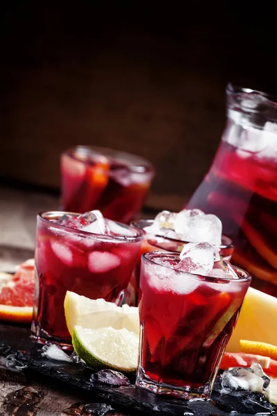 Spanish sangria with fruits and ice — Stock Photo, Image