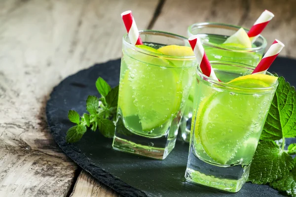 Limon ve kireç yeşil içecek