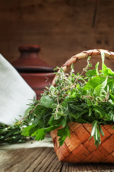 Ervas picantes em uma cesta de vime — Fotografia de Stock
