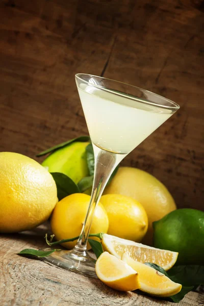 Cocktail con limone, lime, soda e vodka in un bicchiere da martini — Foto Stock