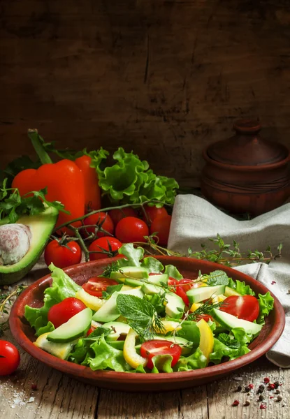 Salad on a clay plate — Stock fotografie