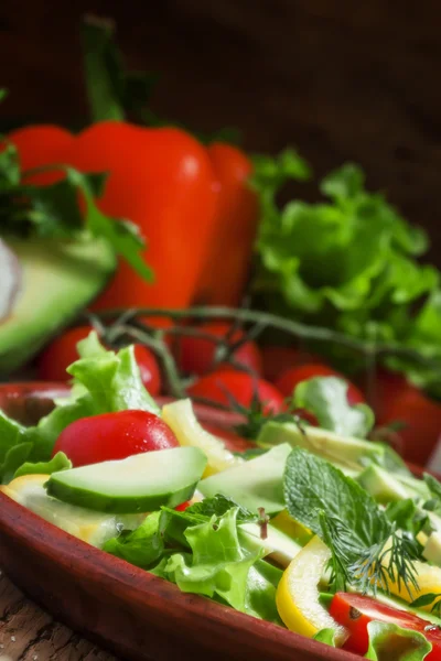 Салат на глиняной тарелке — стоковое фото
