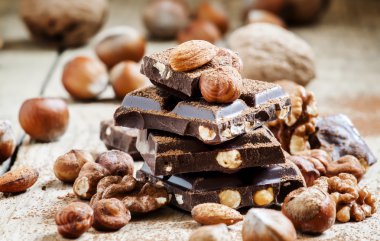 Koyu çikolata fındık ile 