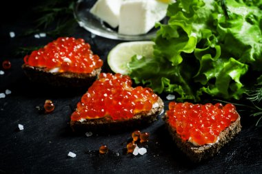 Siyah çavdar ekmeği, tereyağı ve kırmızı somon havyar ile Sandviçler 