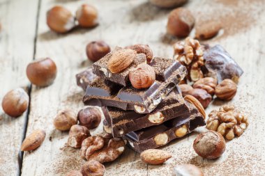 Koyu çikolata fındık ile 