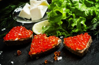 Siyah çavdar ekmeği, tereyağı ve kırmızı somon havyar ile Sandviçler 