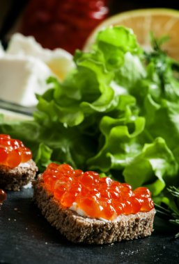 Siyah çavdar ekmeği, tereyağı ve kırmızı somon havyar ile Sandviçler 