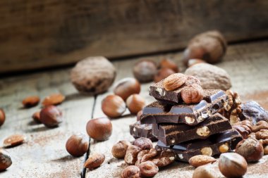 Koyu çikolata fındık ile 