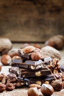 Koyu çikolata fındık ile 