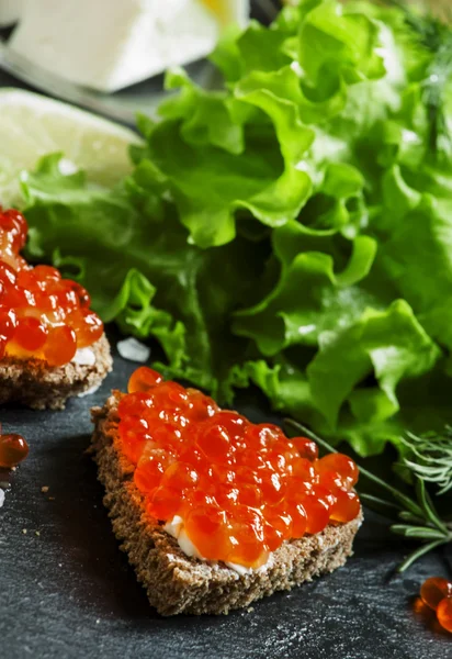 Siyah çavdar ekmeği, tereyağı ve kırmızı somon havyar ile Sandviçler 