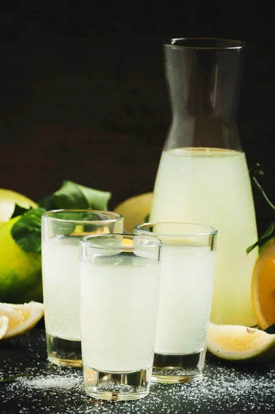 Zelfgemaakte limonade met citroen, limoen, suiker en frisdrank — Stockfoto