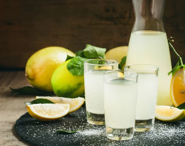 Domácí limonády s citronem, limetky, cukr a sodu — Stock fotografie