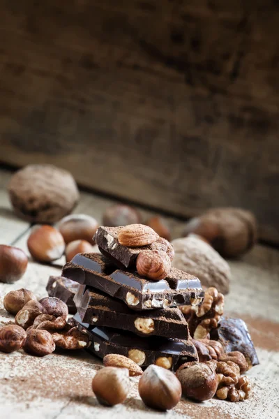 Темный шоколад с фундуком — стоковое фото