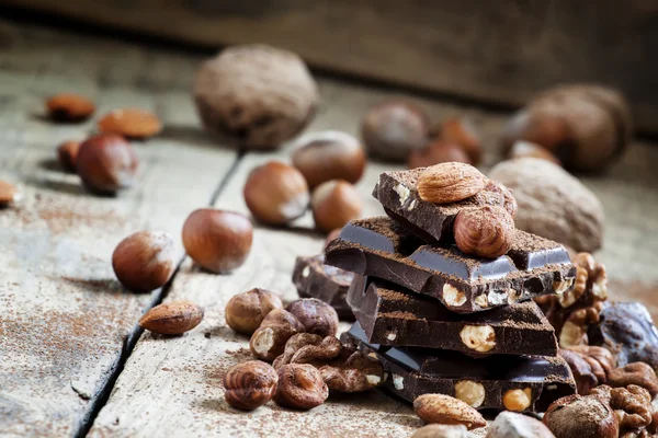 Cioccolato fondente con nocciole — Foto Stock