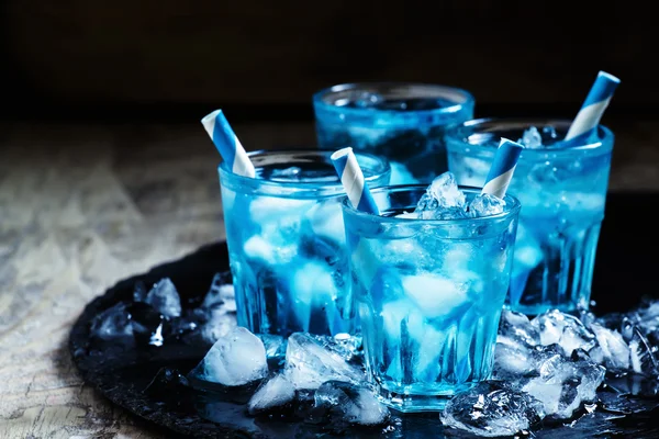 Blauer Cocktail mit Crushed Ice — Stockfoto