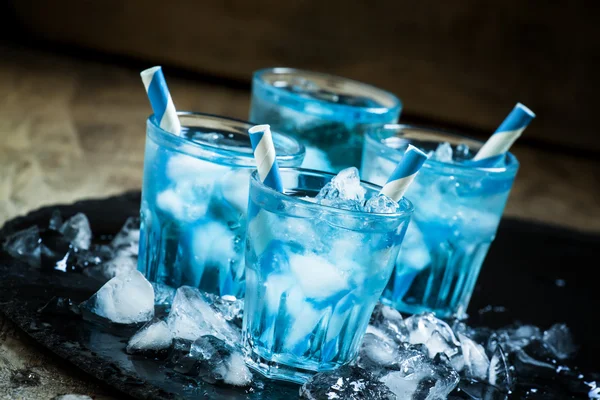 Blå cocktail med krossad is — Stockfoto