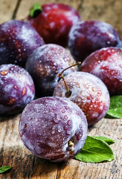 Su damlaları ile büyük mor Erik 