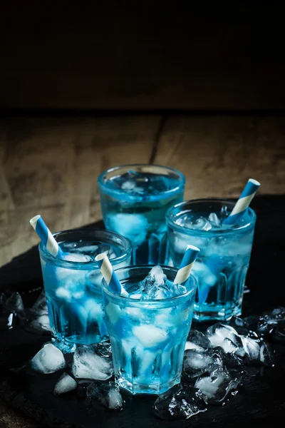 Blauwe cocktail met crushed ijs — Stockfoto