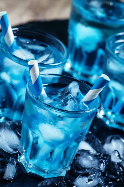 Blue cocktail with crushed ice — Stock Photo, Image