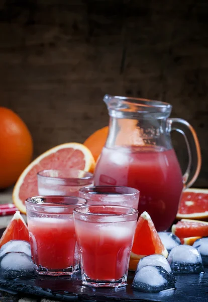 Fajne soku z czerwonych pomarańczy z kostkami lodu — Zdjęcie stockowe