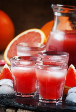 Serin kan buz küpleri ile Portakal suyundan 