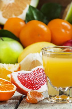 Büyük cam ölçek multifruit narenciye kokteyl