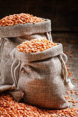 Bir çuval bezi çanta içinde kırmızı mercimek