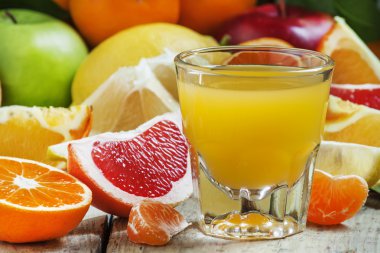 Büyük cam ölçek multifruit narenciye kokteyl