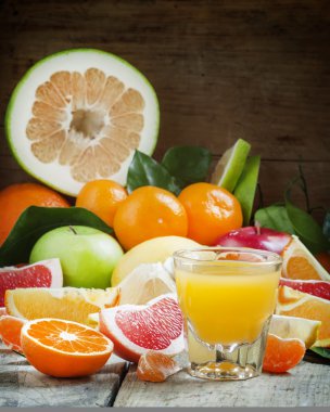 Büyük cam ölçek multifruit narenciye kokteyl